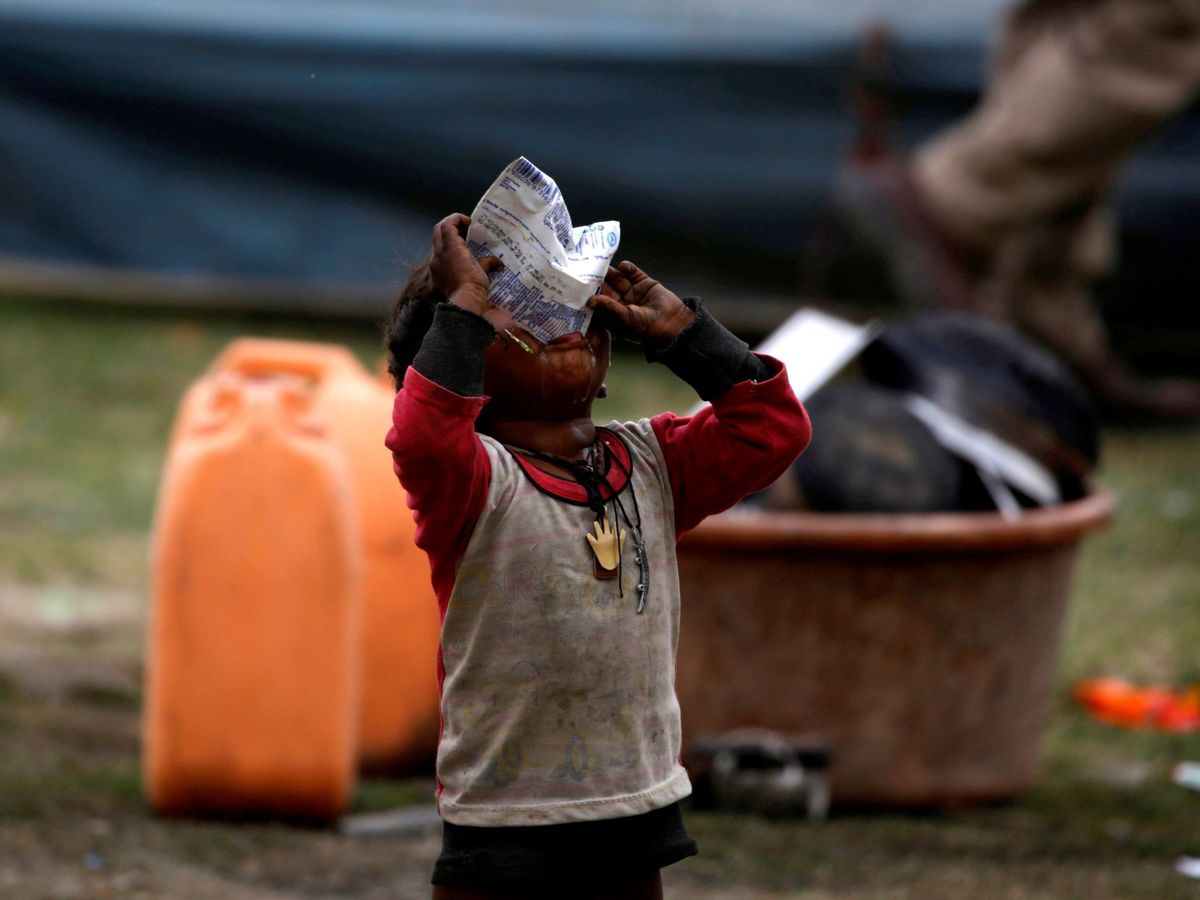 Foto: Varios niños permanecen en un campamento a las afueras de Srinagar, capital veraniega de la India Cachemira. (EFE/Farooq Khan)