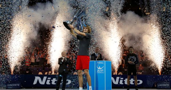 Foto: Alexander Zverev celebrando la victoria en las pasadas finales de la ATP en el O2 Arena de Londres. (Reuters)