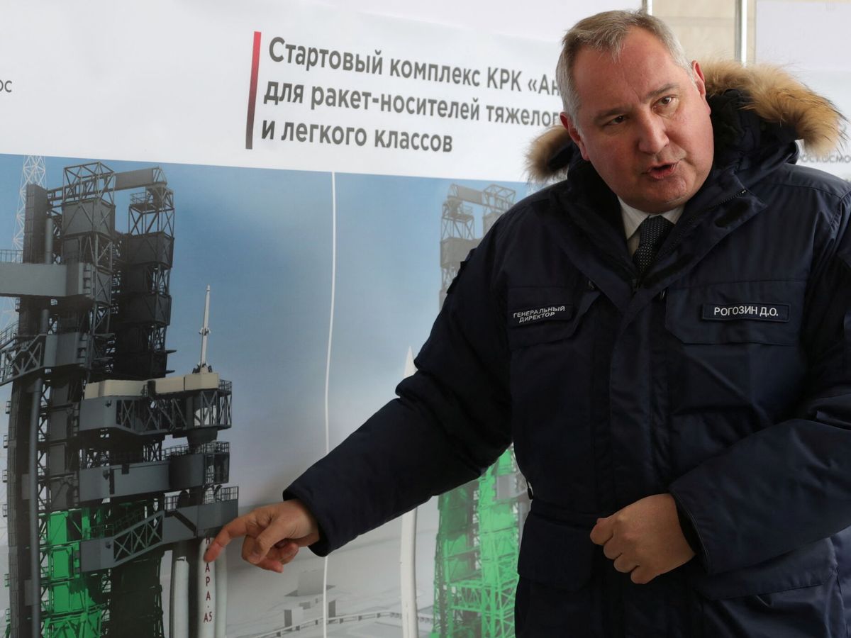 Foto: Dmitry Rogozin, en una visita al Cosmódromo 'Vostochni'. (Reuters)