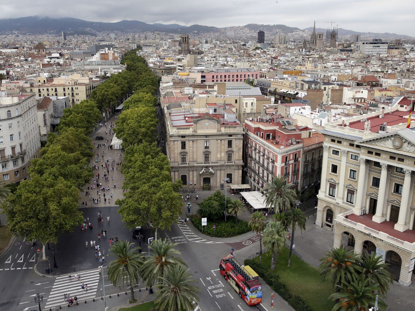 Vista desde el Monumento de Colón de las Ramblas de Barcelona. (EFE) 