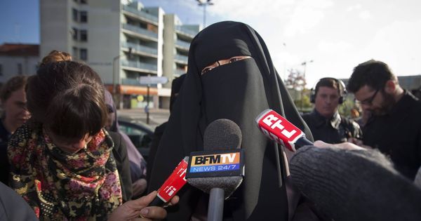 Foto: Hind Ahmas, multada a pagar 120 euros por llevar niqab, atiende a medios a las puertas del tribunal de Meaux. (EFE)