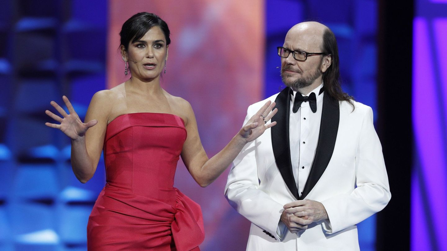 Elena Sánchez y Santiago Segura, durante la gala de entrega de Premios Forqué. (Efe)