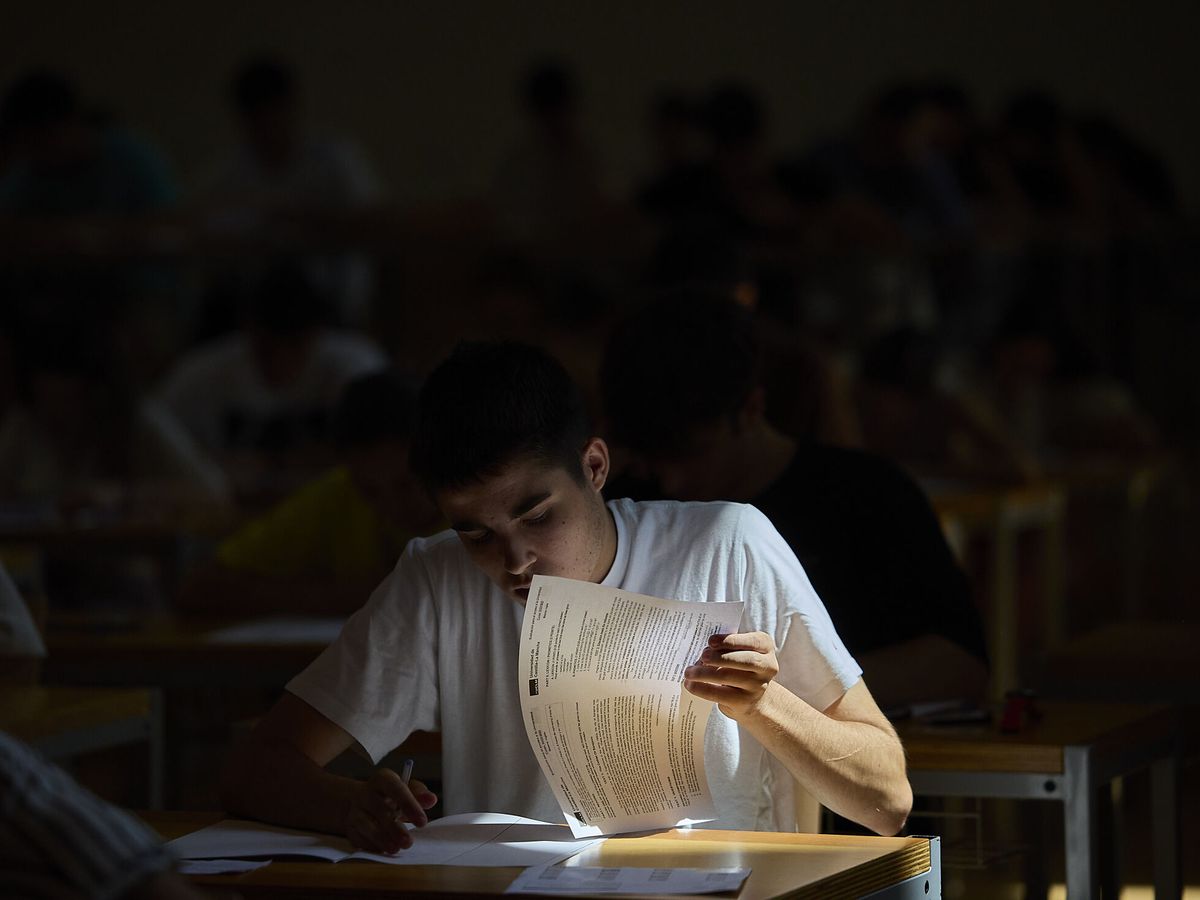 Foto: Un alumno se enfrenta a un examen de EvAU. (EFE/Manu Reino)