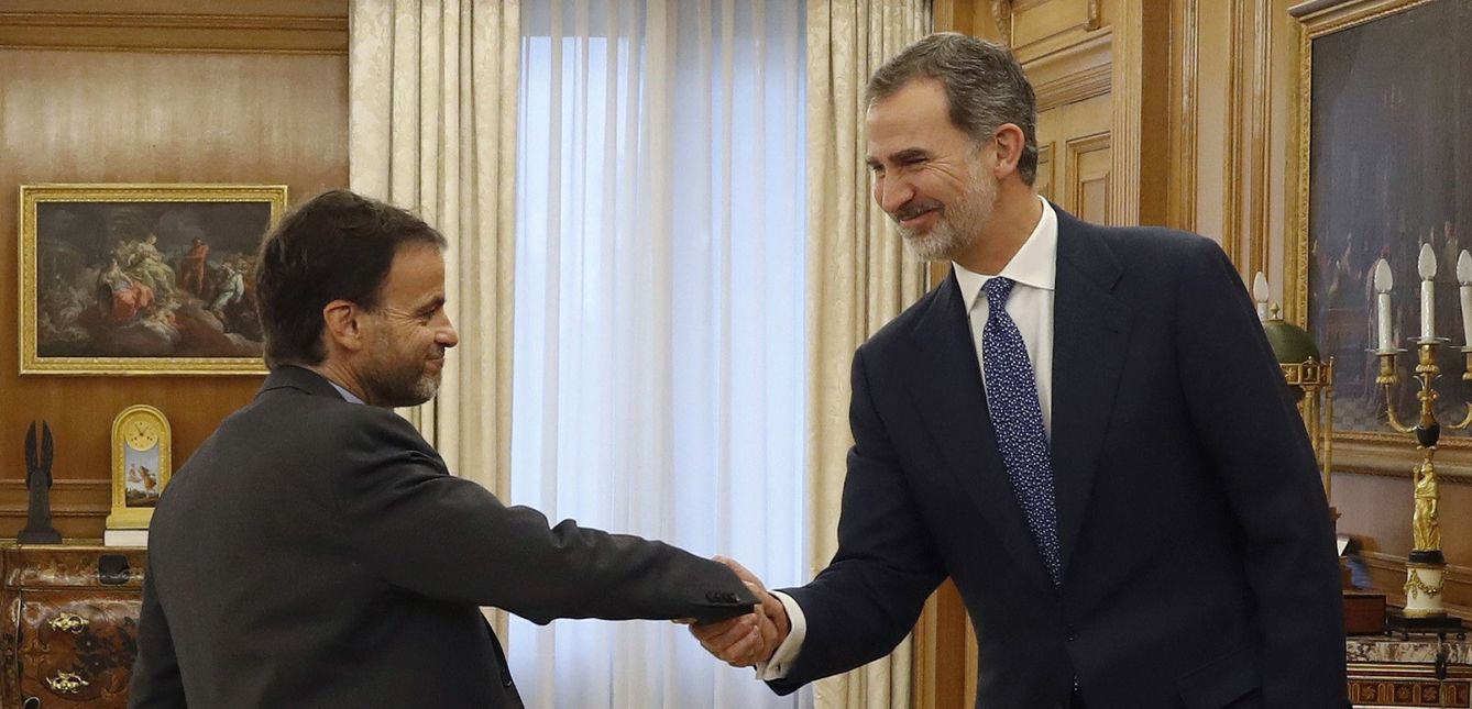 El rey Felipe VI saluda al diputado Jaume Asens Llodrà, de En Comú Podem (EFE)
