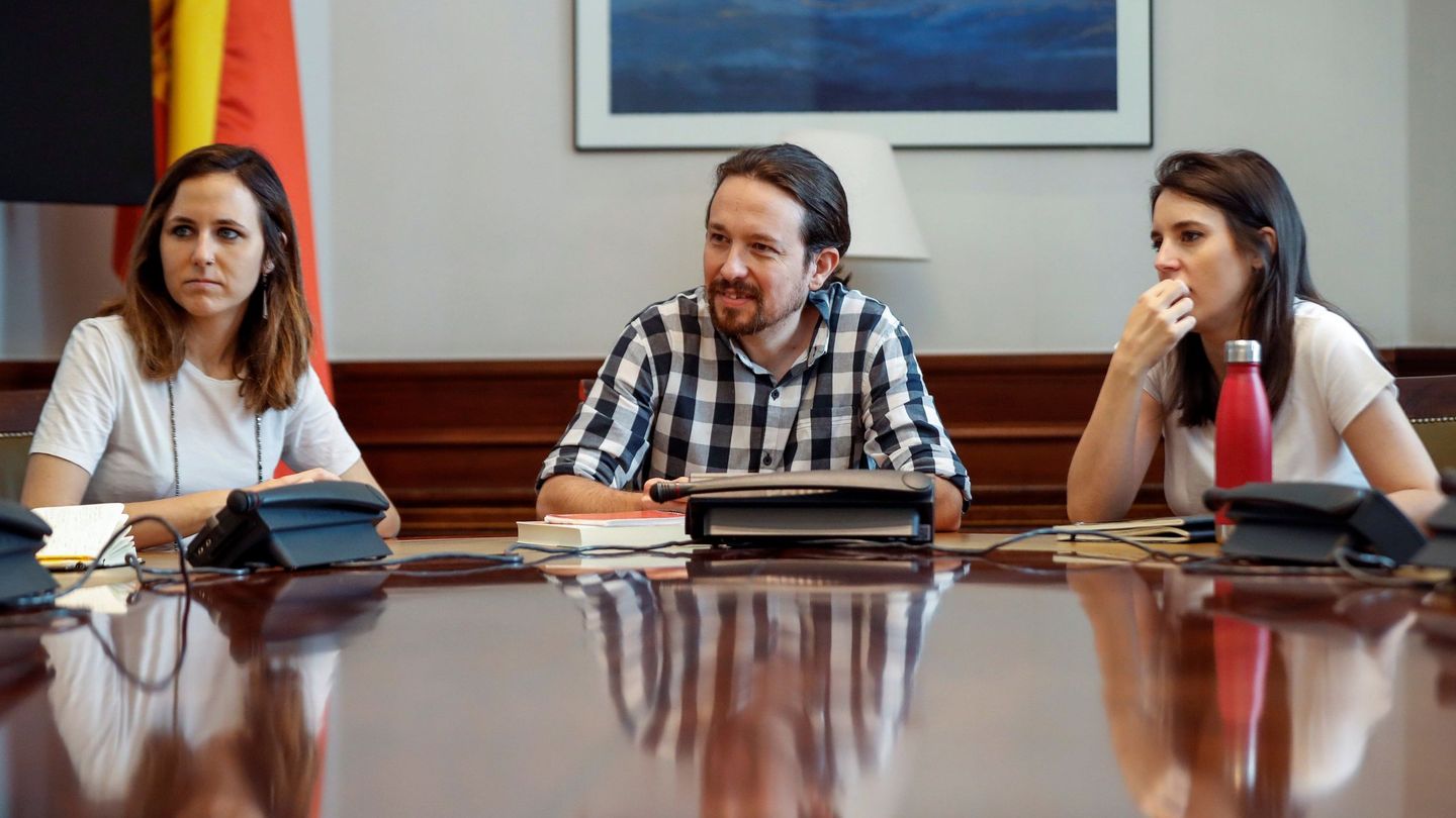  El secretario general de Podemos, Pablo Iglesias, y las portavoces de la formación, Irene Montero e Ione Belarra (i). (EFE)