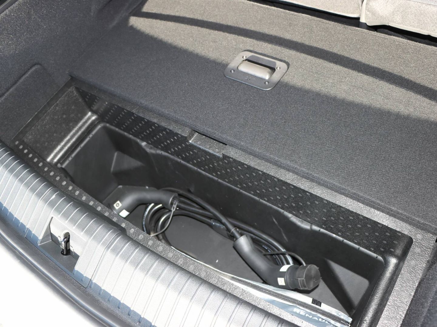 Bajo el maletero hay un hueco específico para el cable o, si pagamos la opción, los cables.