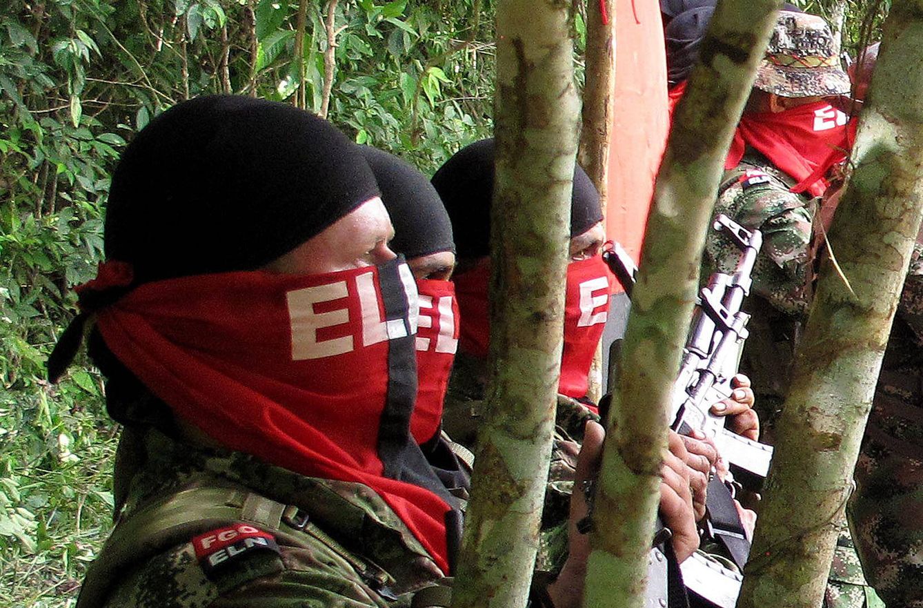 Integrantes de la guerrilla del ELN participan en la liberación de unos secuestrados, en agosto de 2012. (EFE)