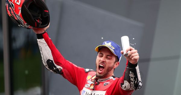 Foto: Dovizioso celebra su victoria en el podio de Spielberg. (Reuters)