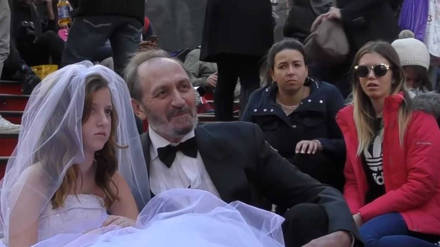 Captura de un video del artista Coby Persin sobre un falso matrimonio entre un hombre de 65 años y una menor en Times Square, Nueva York, para observar las reacciones de la gente y concienciar sobre el problema