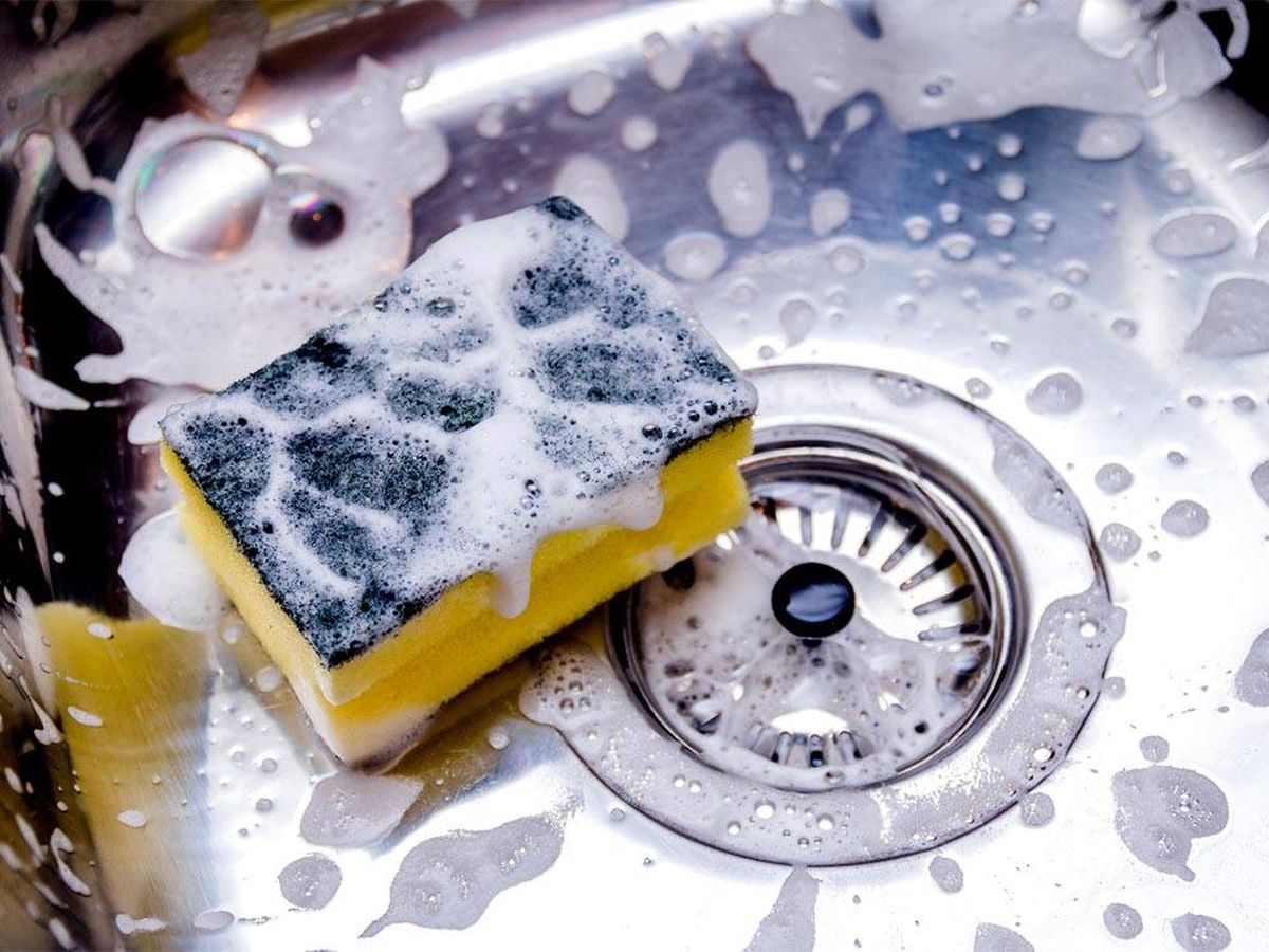Foto: El truco casero para limpiar y desinfectar el fregadero y que quede brillante (iStock)