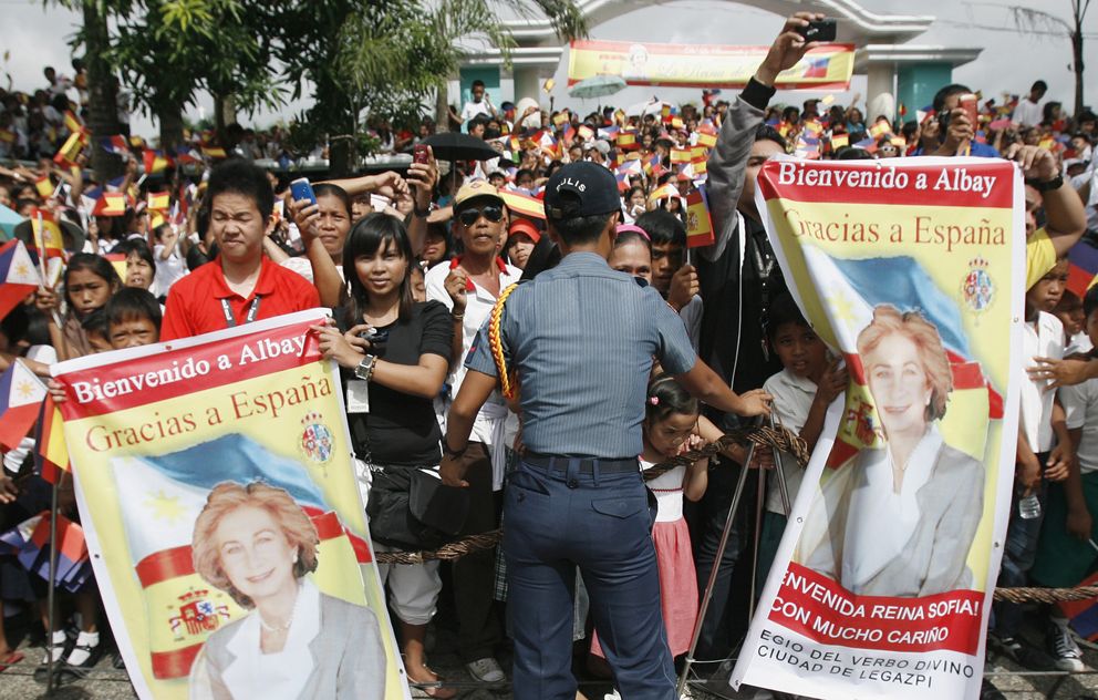 Una multitud aguarda la llegada de la Reina Sofía en Legazpi, al sur de Manila (Reuters).