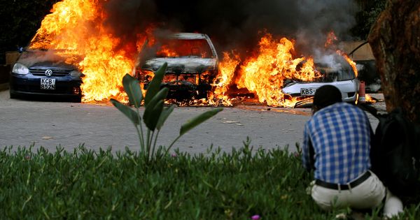 Foto: Vehículos en llamas en el lugar del incidente en Nairobi. (Reuters)