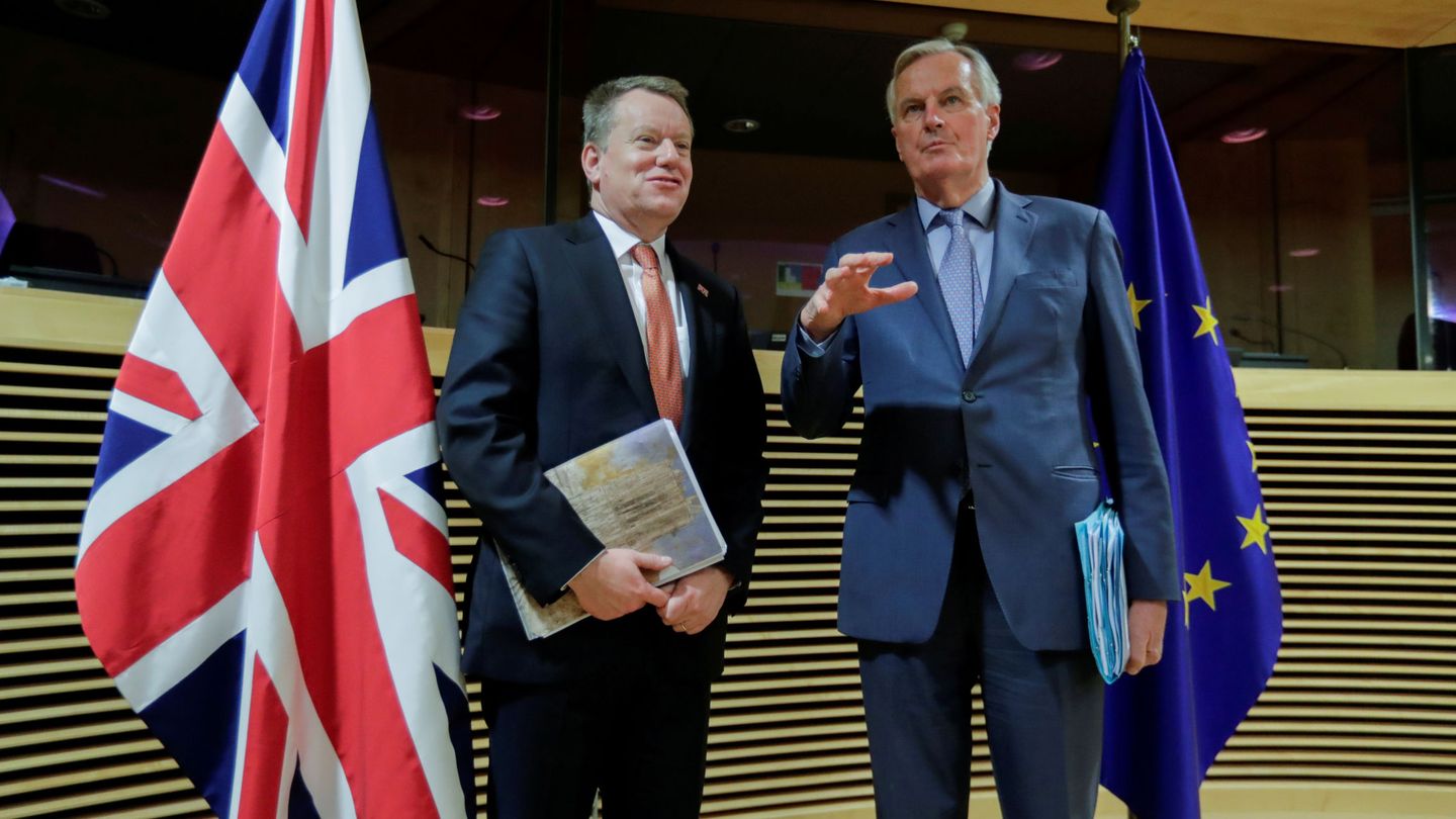 Michel Barnier (derecha) y el ministro británico para Europa, David Frost. (Reuters)