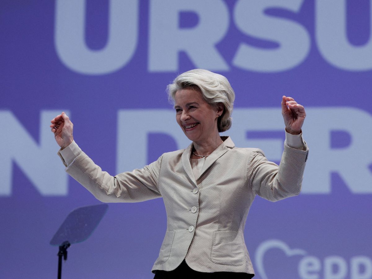 Foto: La presidenta de la Comisión Europea, Ursula von der Leyen, reacciona durante el congreso del Partido Popular Europeo. (Reuters/Octav Ganea)