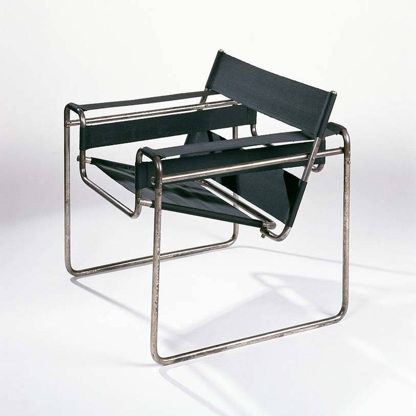 La silla Wassily, también conocida como Modelo B3, fue diseñada por Marcel Breuer y Marcel Bouvier entre 1925-26 en el taller de la Bauhaus. (Cortesía)