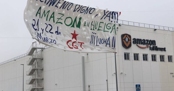 Foto: Un cartel anuncia la huelga a unos pocos metros del almacen de San Fernando de Henares. (M.Mcloughlin)