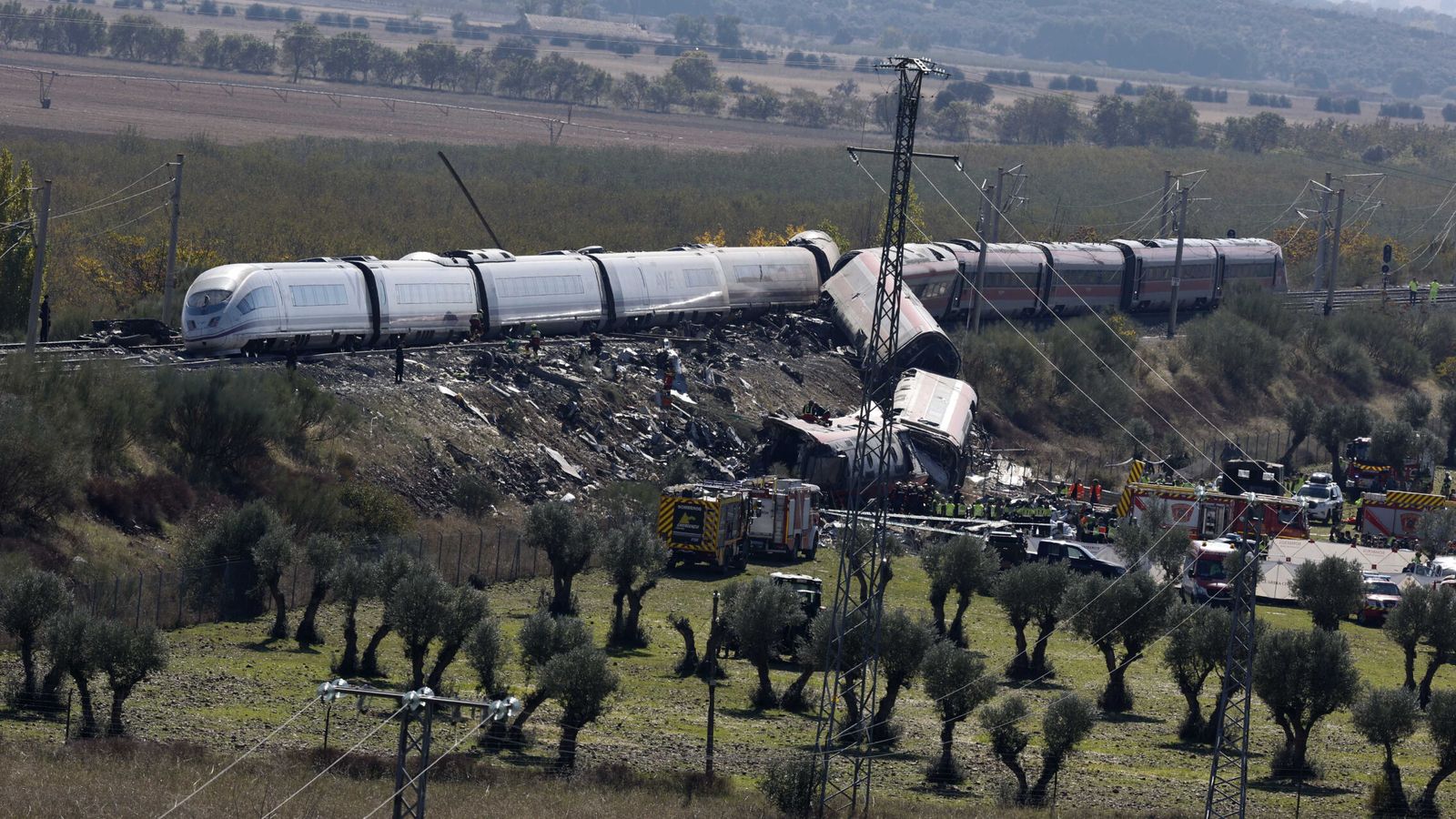 "Alguno era bombero y se ha notado". Los siete km a pie de 50 bukaneros para rescatar a heridos en el accidente de Urda