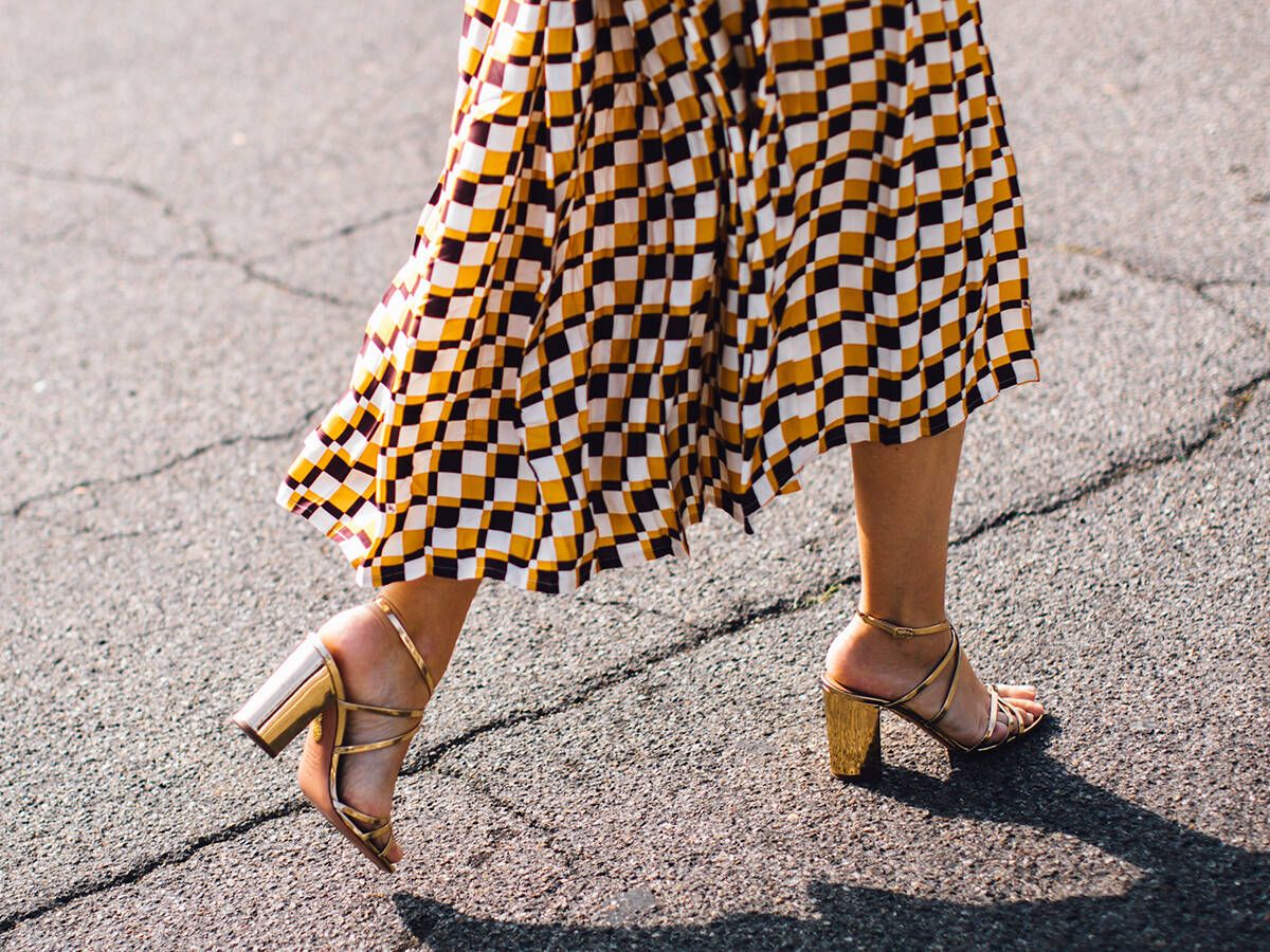 Foto: Las sandalias doradas que llevarás a tu oficina y en tu look de invitada. (Imaxtree)