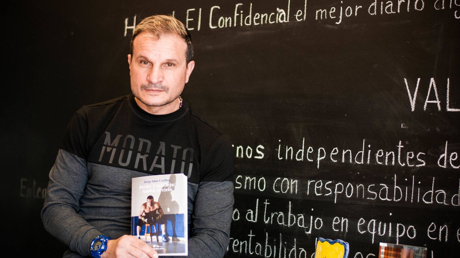 Foto: Javier Castillejo posa con su libro durante su visita a la redacción de El Confidencial. (Foto: Carmen Castellón)