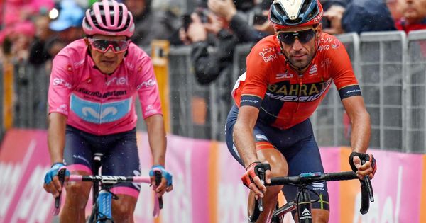 Foto: Richard Carapaz (i) sigue como líder del Giro de Italia. (EFE)