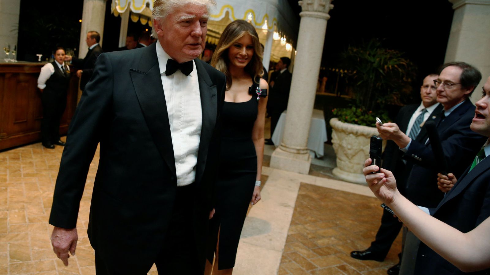 Foto: El presidente electo de EEUU, Donald Trump, y su mujer Melania hablan con reporteros en Palm Beach, Florida, el 31 de diciembre de 2016. (Reuters)
