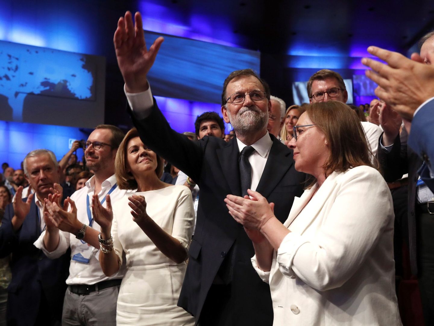 Mariano Rajoy saluda durante un congreso nacional del PP, en presencia de Dolores de Cospedal y de Viri. (EFE)