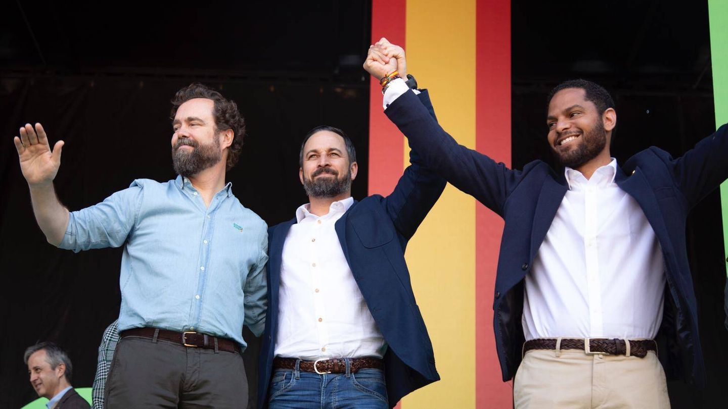 De izquierda a derecha: Iván Espinosa de los Monteros, Santiago Abascal e Ignacio Garriga, en un mitin de Vox. (EC)