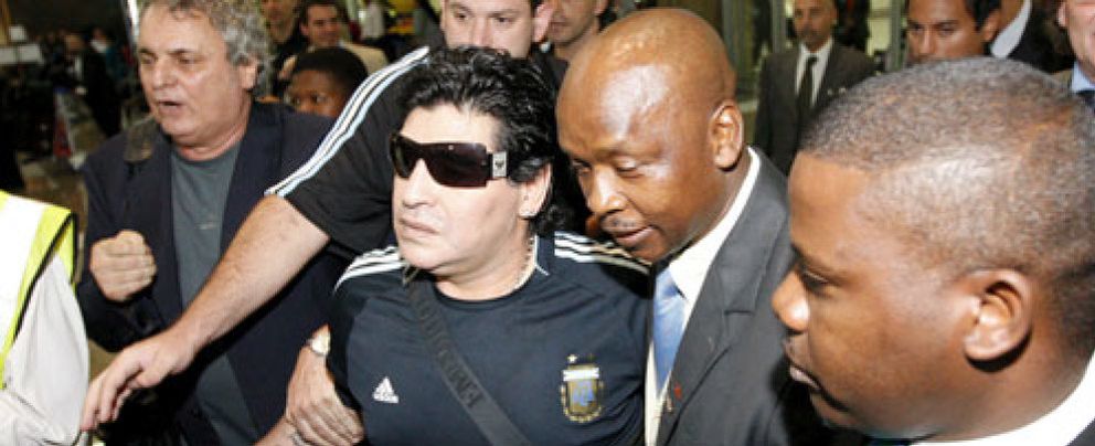 Foto: Maradona llega a Sudáfrica tras su suspensión