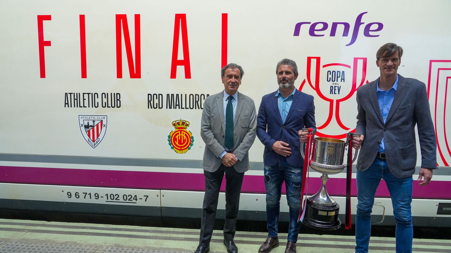 La Copa ha viajado hasta Sevilla en AVE, en virtud del patrocinio que mantiene la RFEF con Renfe. (Foto: EFE)