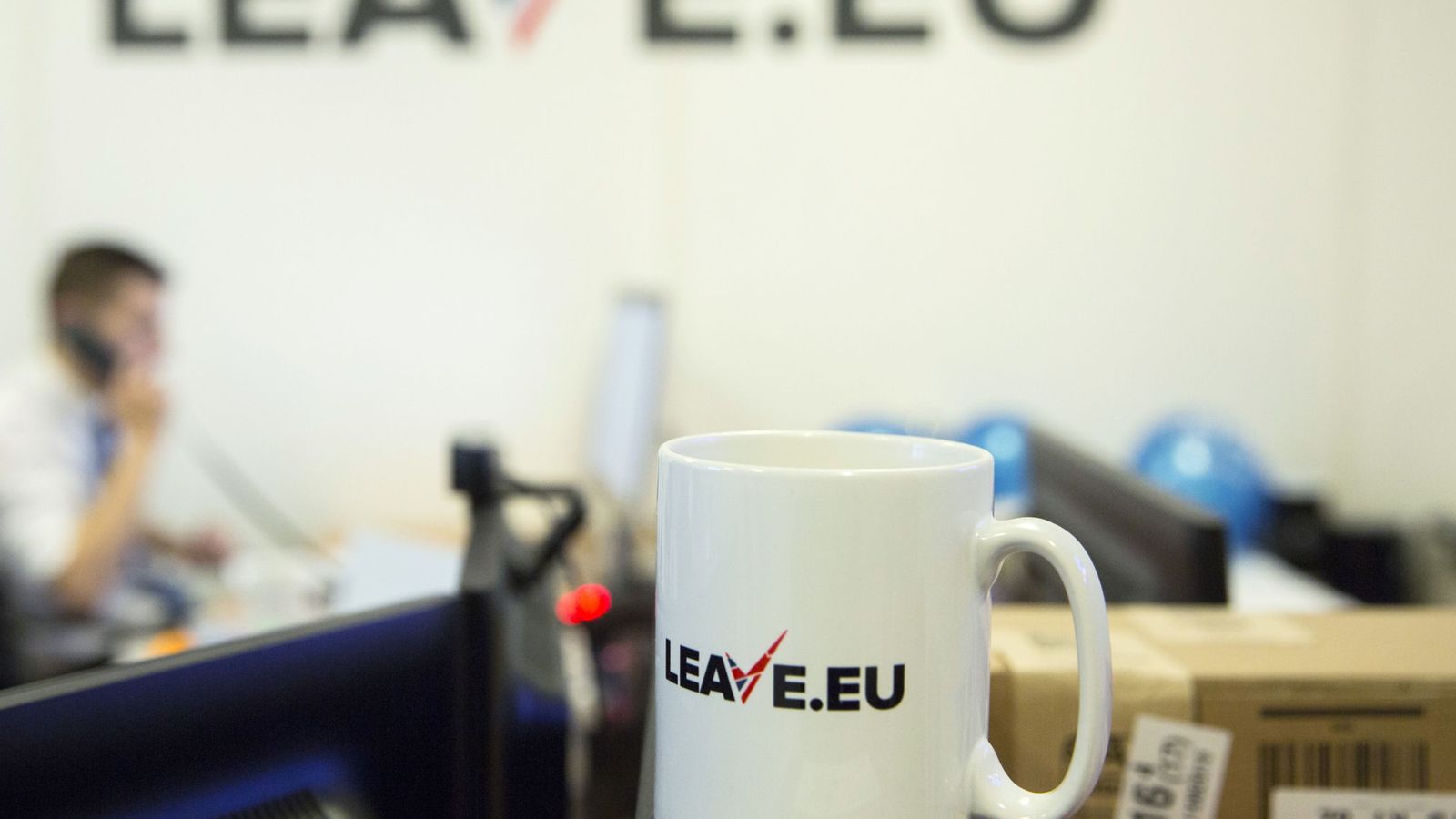 Foto: Un empleado, en la sede de un grupo a favor del 'Brexit', Leave.eu, en Londres, el 12 de febrero de 2016. (Reuters)