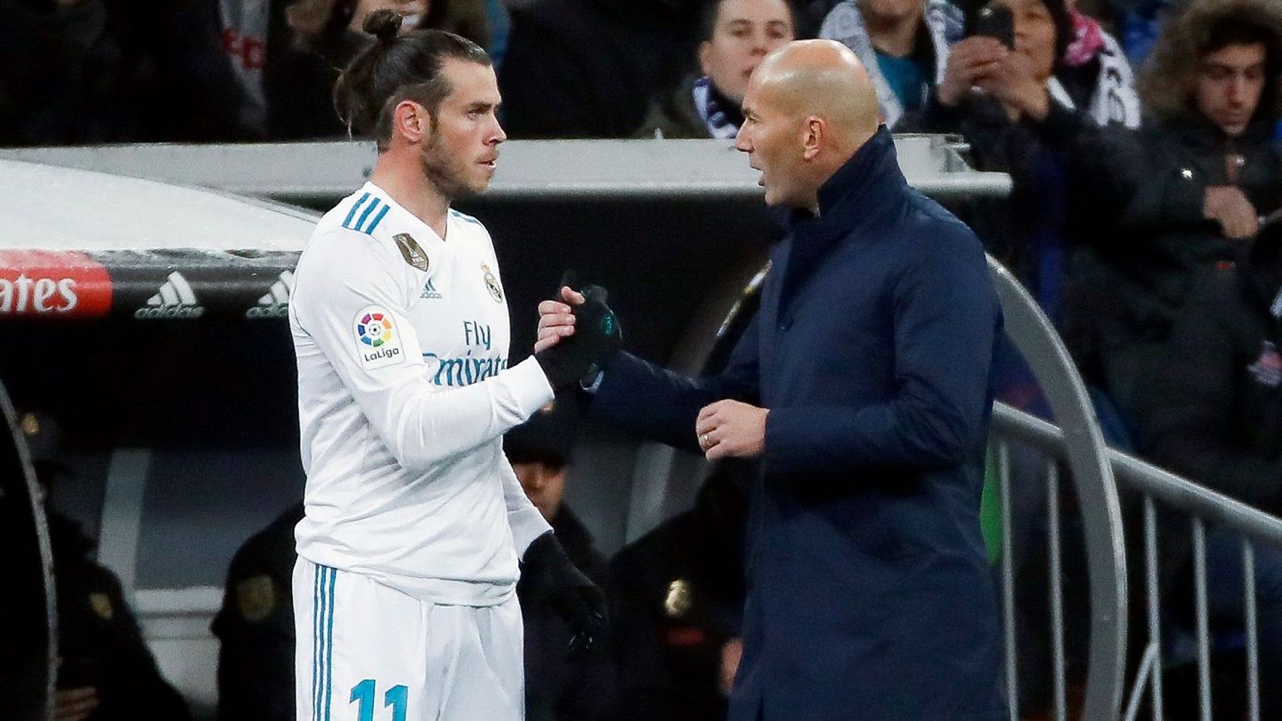 Zidane da instrucciones a Bale antes de entrar. (EFE)