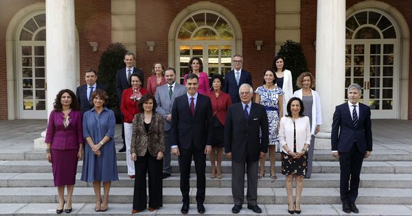 Foto: Imagen del Consejo de Ministros de Sánchez en junio pasado, ya se fueron dos. (EFE)