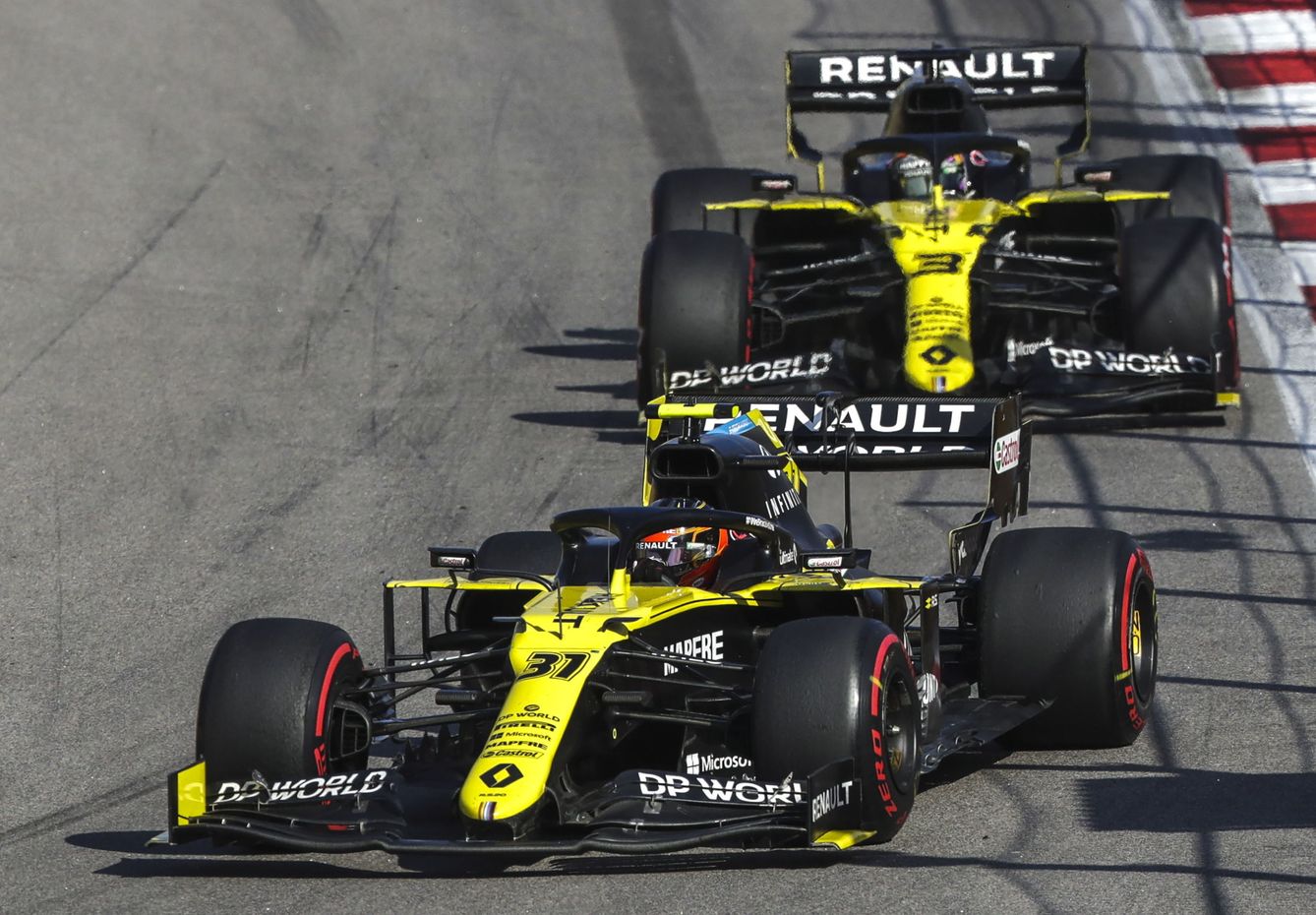 Ocon y Ricciardo durante el GP de Rusia. (EFE)