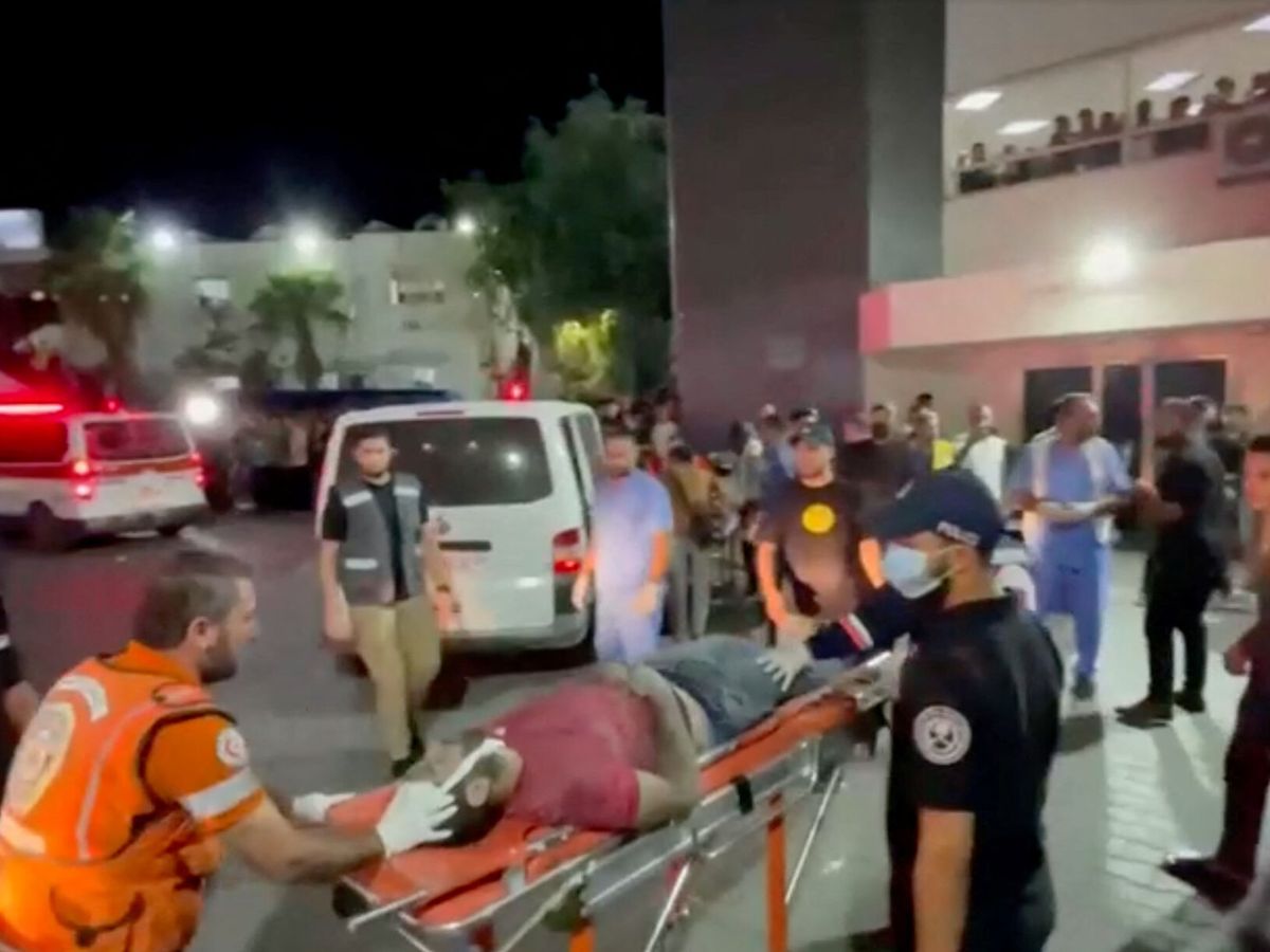 Foto: Una persona herida es trasladada a un hospital tras un ataque aéreo israelí contra un hospital, según el Ministerio de Sanidad de Hamás, en la ciudad de Gaza. (Reuters)