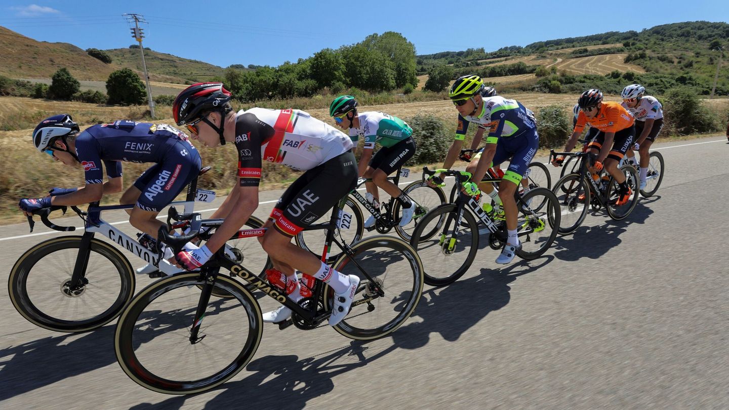 Un grupo de ocho escapados durante la tercera etapa de La Vuelta. (EFE)