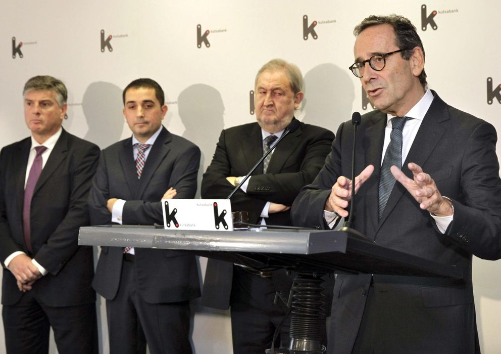 Foto: El nuevo presidente de Kutxabank, Gregorio Villalabeitia, a la derecha (Efe)