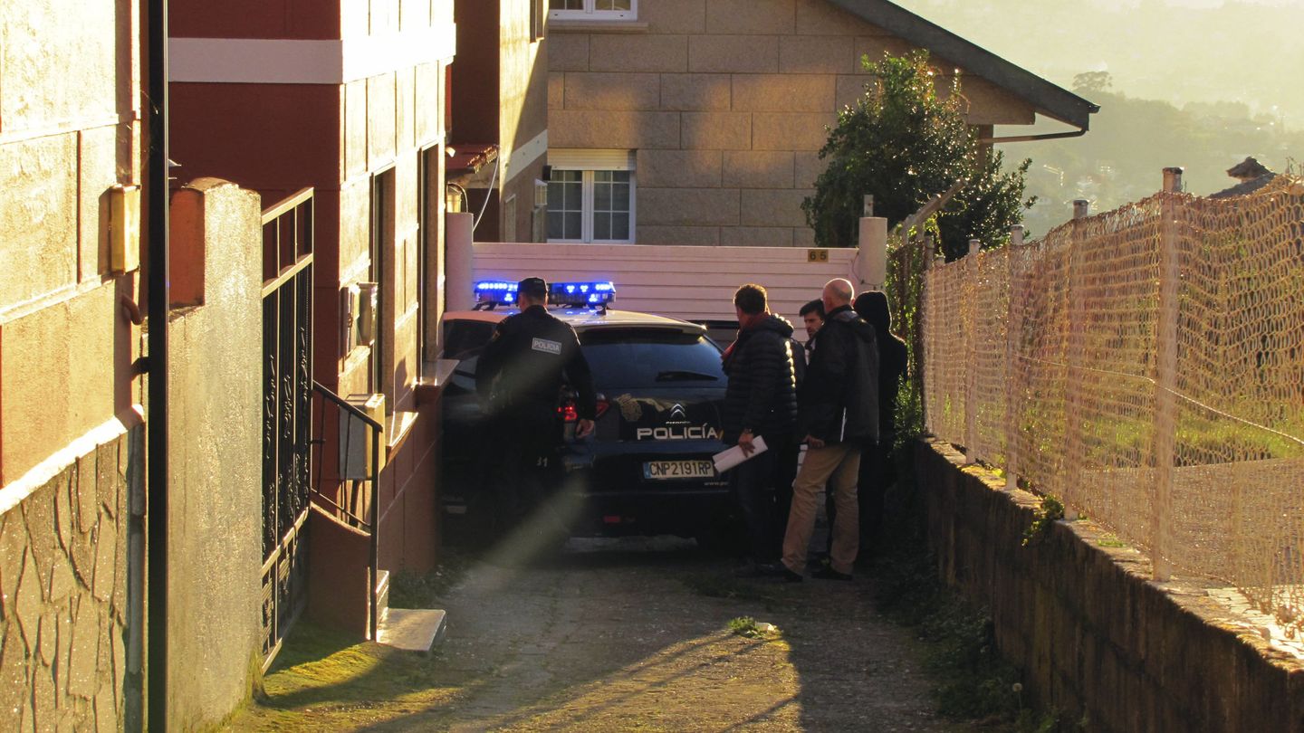 Momento del registro de la casa de los padres del acusado en Candeán (Vigo) en busca de pruebas. (EFE)