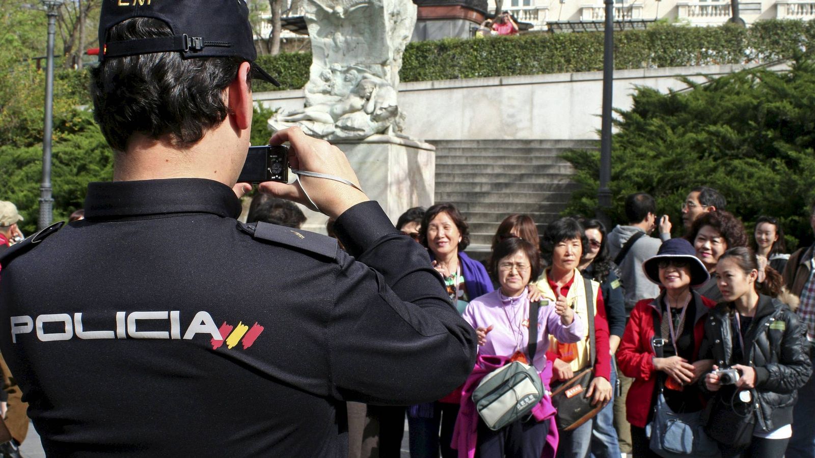 Foto: Imagen facilitada por la Policía Nacional de un miembro del Cuerpo haciendo una fotografía a un grupo de japoneses. (Efe)