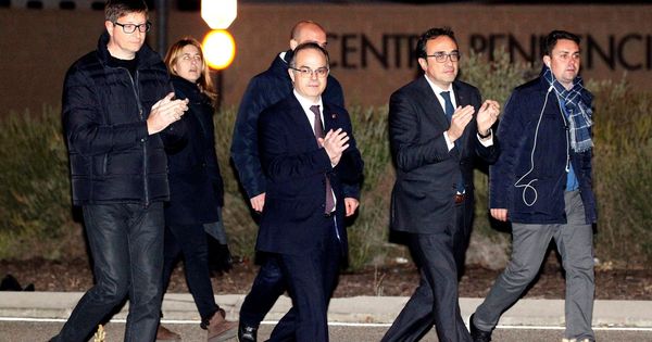 Foto: Los exconsellers de la Generalitat Carles Mundó (i), Josep Rull (2d) y Jordi Turull (c), a su salida de la prisión de Estremera (Madrid) tras pagar las fianzas. (EFE) 