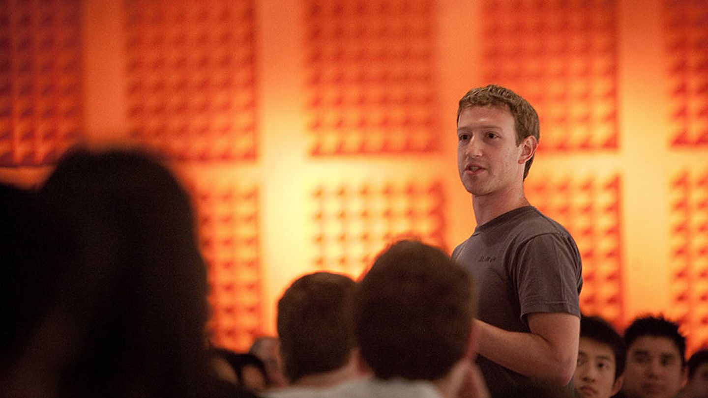 Mark Zuckerberg, fundador de Facebook, durante una charla en YCombinator, la 'fábrica de startups' más reputada de Silicon Valley. (YC)