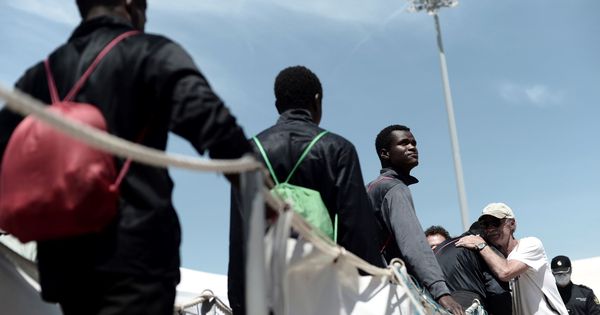 Foto: Fotografía facilitada por Médicos Sin Fronteras, del desembarco de inmigrantes este domingo en Valencia. (EFE)