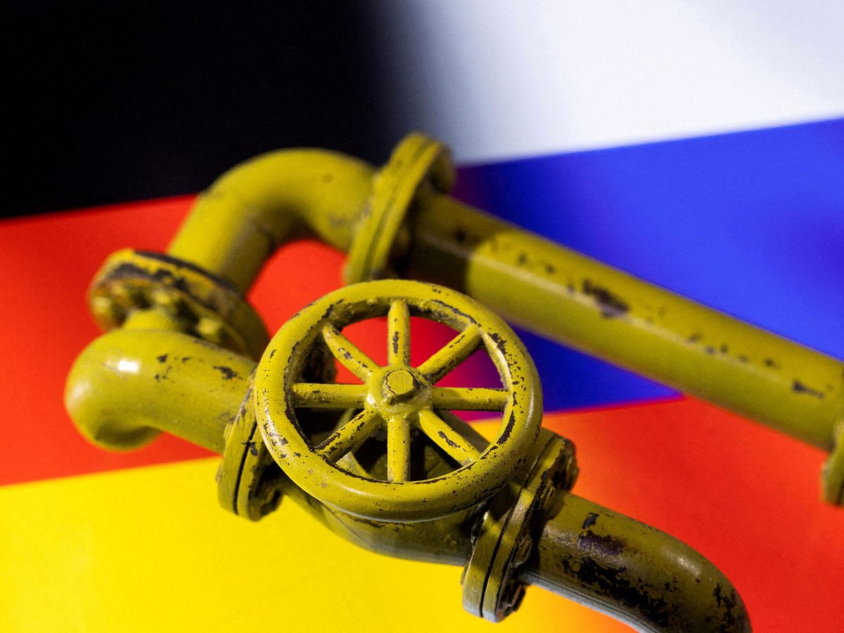 Foto: Tuberías de gas natural y las banderas de Alemania y Rusia. (Reuters/Dado Ruvic)