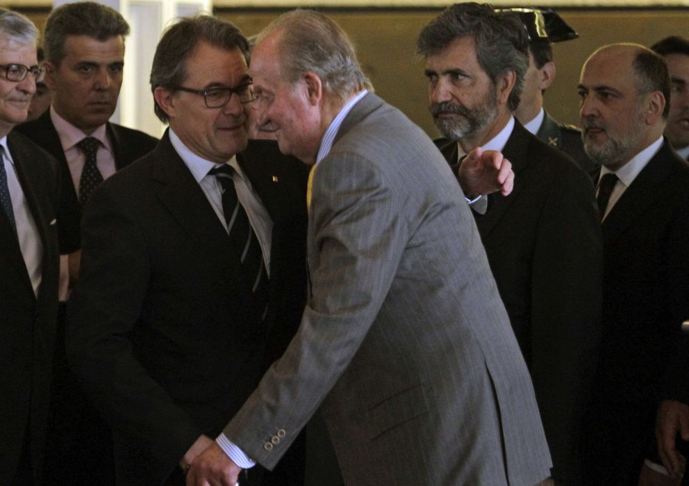 Foto: Artur Mas y el Rey don Juan Carlos se saludan (Efe)