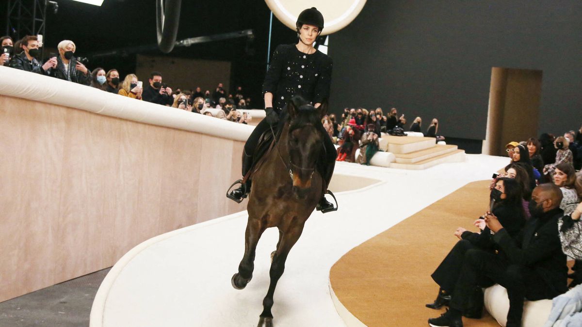 Chanel en la Alta Costura: Carlota Casiraghi a caballo y pura emoción estética