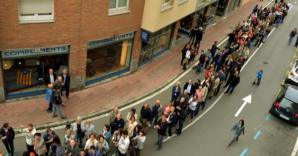 Foto: Largas colas en Vic en la votación del referéndum de Cataluña (REUTERS)