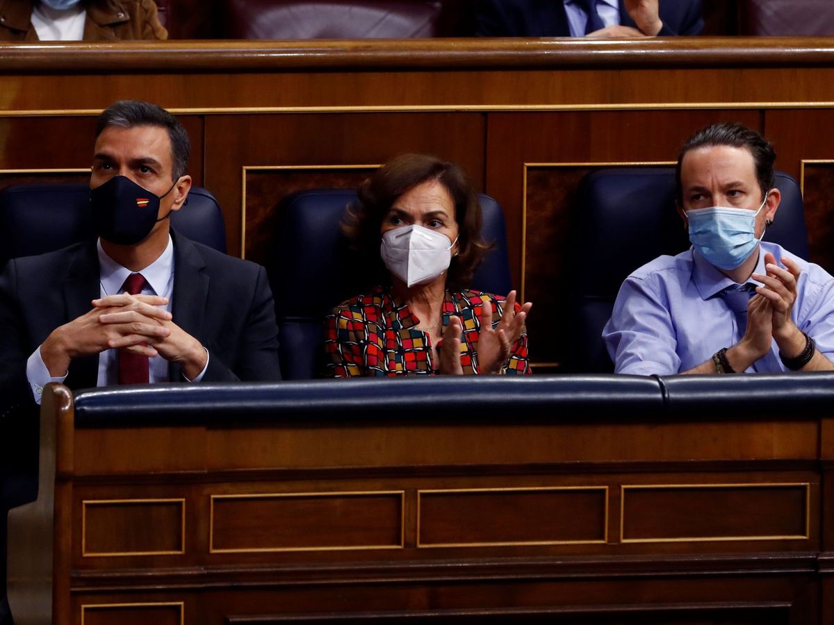 Foto: El presidente del Gobierno, Pedro Sánchez, con los vicepresidentes Carmen Calvo y Pablo Iglesias, en el debate de las enmiendas al proyecto de Presupuestos. (EFE)