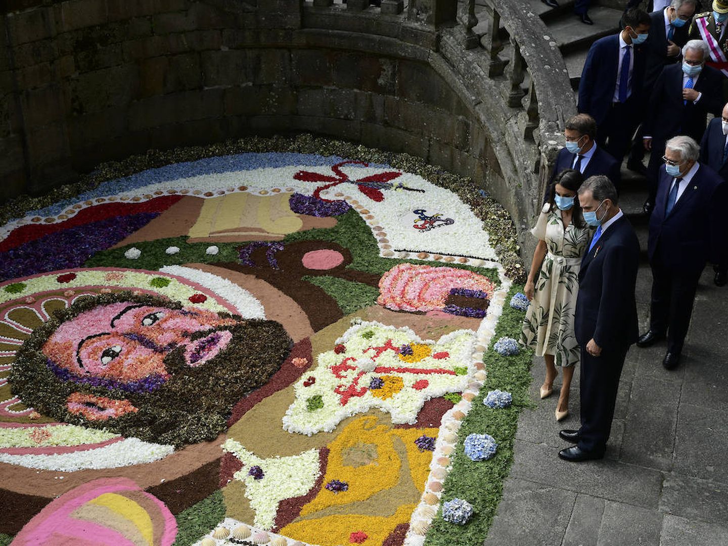Los Reyes observan una de las alfombras florales. (Limited Pictures)