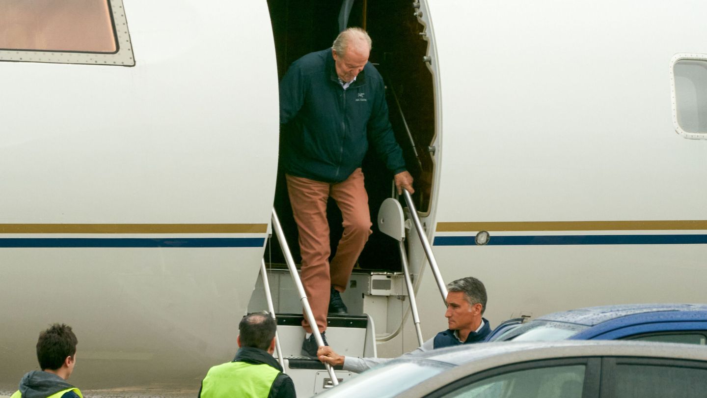 El rey emérito Juan Carlos I, aterrizando en Vitoria. (EFE)