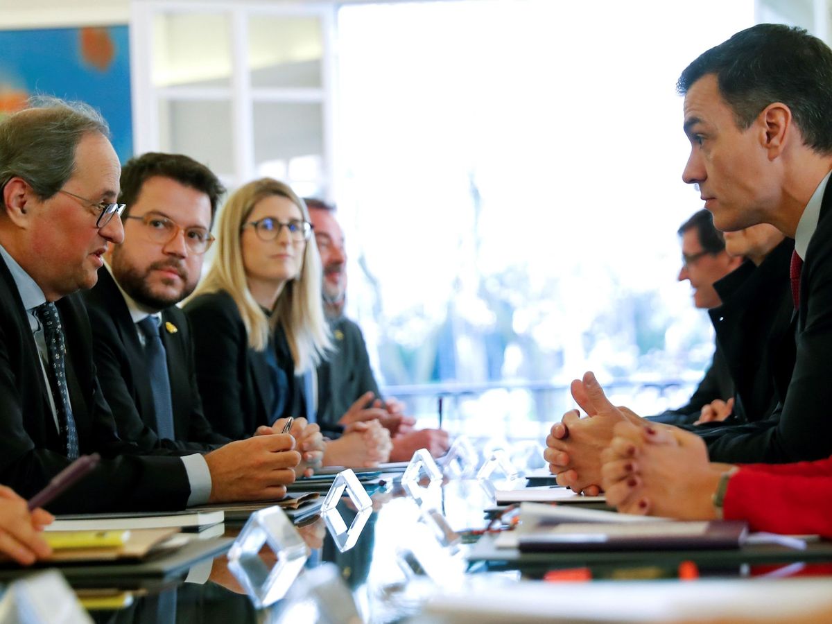 Foto: El presidente del Gobierno, Pedro Sánchez (d), y el presidente de la Generalitat, Quim Torra (i), conversan durante la primera reunión de la Mesa de Diálogo sobre Cataluña. (EFE)