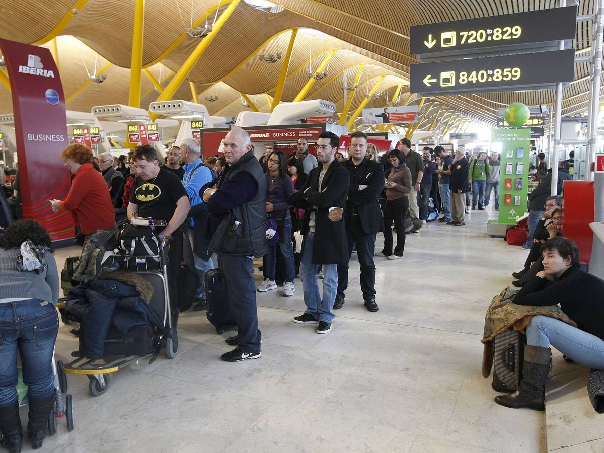 Foto: Huelga en el aeropuerto Barajas de Madrid en Semana Santa: estos son los días de paro que podrían cancelar hasta 1.000 vuelos (EFE/Chema Moya)